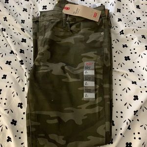 Levi’s Skinny Ankle camo jeans